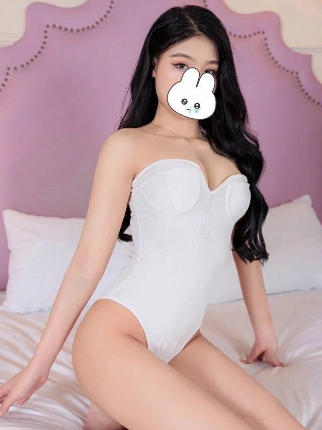 Hạ Vy đường cong gợi cảm trên body tuyệt mỹ